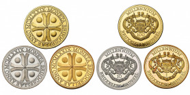 BELGIQUE, Royaume, écrin de 3 pièces commémoratives de 1, 10 et 100 souverains, Millénaire de Bruxelles, 1979. Bronze doré, argent et or (23,09 g.).
...
