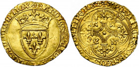 FRANCE, Royaume, Charles VI (1380-1422), AV écu d''or à la couronne, 3e émission (septembre 1389), point 6e, Tours. D/ Ecu de France couronné. R/ Croi...
