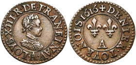 FRANCE, Royaume, Louis XIII (1610-1643), Cu denier tournois, 1616A, Paris. 1er type. D/ Petit b. l. et cuir. à d., au col plat. R/ Deux lis au-dessus ...