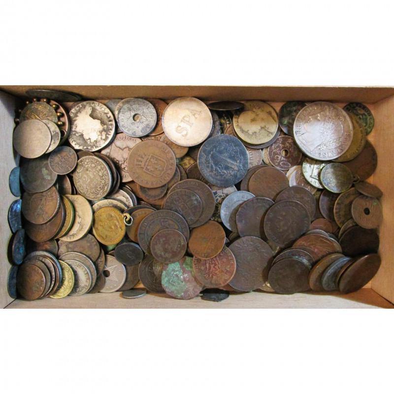 lot d''environ 250 p., la plupart petite monnaie du 17e au 19e s.