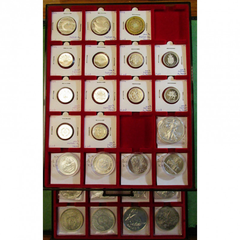 lot de 52 p., la plupart en argent, dont: Zambie, 10 kwacha 2000; Gambie, 40 dal...