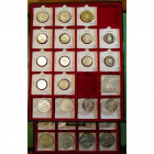 lot de 52 p., la plupart en argent, dont: Zambie, 10 kwacha 2000; Gambie, 40 dalasis 1977; Etats-Unis, 1 once - 1 dollar 1987-2014 (11); 1 dollar 2005...