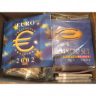 lot de divers sets, étuis et écrins: coffret de 36 p. commémoratives de 2 euro; coffret Série d''euros premium (9, Monaco, Lettonie, Grèce, Pays-Bas, ...