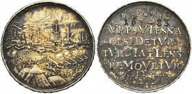 SAINT EMPIRE, AR médaille, 1683. Levée du siège de Vienne par les Turcs. D/ Vue de la ville assiégée par l''armée ottomane. R/ Inscription en six lign...