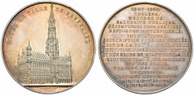 BELGIQUE, AR médaille, 1850, J. Wiener. Hôtel de ville de Bruxelles. D/ Vue extérieure. R/ Légende en dix-huit lignes dont cinq concernant des mesures...