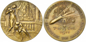 BELGIQUE, AE médaille, 1914, Mauquoy. Bombardement d''Anvers du 7 au 9 octobre par l''armée allemande. D/ Une femme et un enfant en pleurs sur un balc...