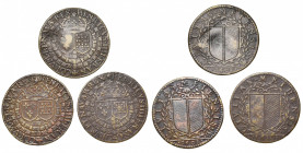 FRANCE, lot de 3 jetons en laiton de la ville de Metz, 1608 (2, signés par Briot) et 1610 (sans signature). Feu. 7727, 7728. Rares.
Beau à Très Beau ...