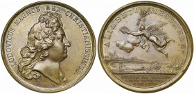 FRANCE, AE médaille, 1675. Secours de Messine. D/ T. de Louis XIV à d. R/ ALIMENTA MESSANAE/ HISPAN. AD FRETUM/ SICUL DEVICTIS Victoire ten. une couro...
