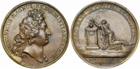 FRANCE, AE médaille, 1686, Le Blanc. La maladie du roi. D/ T. de Louis XIV à d. R/ PRO SALUTE OPTIMI PRINCIPIS/ VOTA GALLIAE La France agenouillée dev...