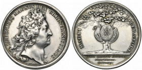 FRANCE, AR médaille, 1712, Mauger. Prise de Douai, du Quesnoy et de Bouchain. D/ T. de Louis XIV à d. R/ MARTI LIBERATORI Les écus des trois villes su...