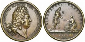 FRANCE, AE médaille, 1713, Bernard. Retour de Lille à la France suite à la Paix d''Utrecht. D/ T. de Louis XIV à d. R/ LIBERATORI PACIFICO Le roi deb....