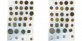 lot de 32 jetons et méreaux divers, dont: Anvers, 1582, méreau des pauvres; différents jetons de mines et méreaux en cuivre, laiton et plomb.
Beau à ...