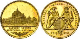 SUISSE, AV médaille, 1897. Inauguration de la gare de Lucerne. D/ Vue de la gare inaugurée le 1er novembre 1896. R/ Deux sauvages assis de part et d''...