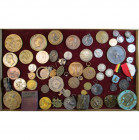 lot de 46 jetons et médailles, dont: Belgique, 1852, Wiener, Restauration du portail de la cathédrale de Bruxelles (nettoyée); 1872, Congrégation de l...