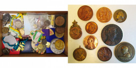 lot d''environ 220 médailles, jetons, insignes et pin''s, dont: Belgique, médaille, 1866, Hart, Visite des souverains à Verviers; 1869, Geerts/ Geefs,...