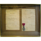 BELGIQUE, Ordre de Léopold, croix d’officier, modèle militaire unilingue, présentée dans un cadre abîmé avec son brevet d’attribution au capitaine Edo...