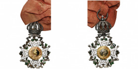 BELGIQUE, Ordre de Léopold, croix de chevalier à titre militaire, du modèle original avec poinçon de Dutalis. Emaux et centres abîmés, ruban d’origine...