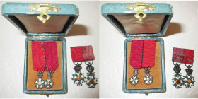 BELGIQUE, lot de deux groupes de deux miniatures de chevalier avec ruban combiné (Ordre de la Légion d’honneur et Ordre de Léopold), l’un dans un écri...