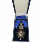 BELGIQUE, Ordre de Léopold II, ensemble de grand-croix, modèle bilingue (plaque, bijou et écharpe), dans un écrin anonyme.