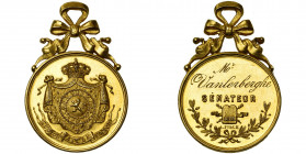 BELGIQUE, insigne de sénateur en or, par Fisch, au module de la pièce de 20 francs (22 mm, 9,65 g, avec bélière en forme de noeud). Attribué à Edmond ...