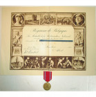 BELGIQUE, médaille de la Restauration nationale, fabrication ancienne gravée par A. Mauquoy, avec ruban d’origine cousu. Vendue avec son rare brevet e...