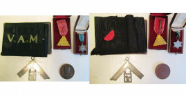 BELGIQUE, lot de 4 insignes franc-maçons et une médaille: niveau en argent (Stockwell Lodge 1922), cordon noir dans une poche en cuir (grand élu cheva...