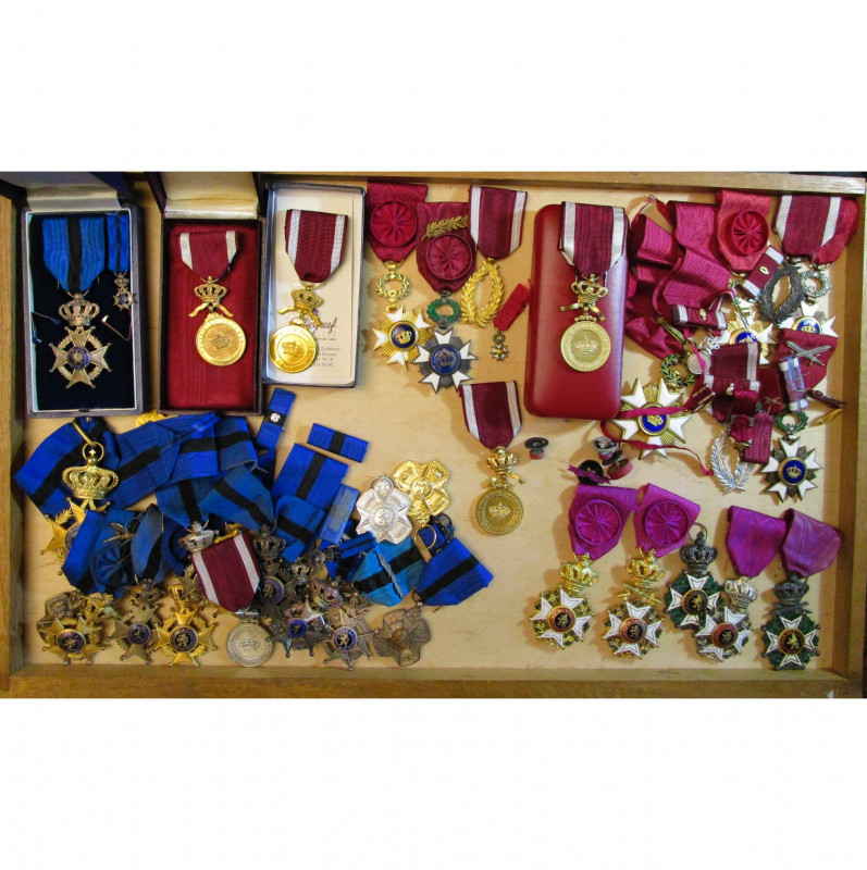 BELGIQUE, grand lot d’insignes d’Ordres de mérite (de Léopold, de la Couronne et...