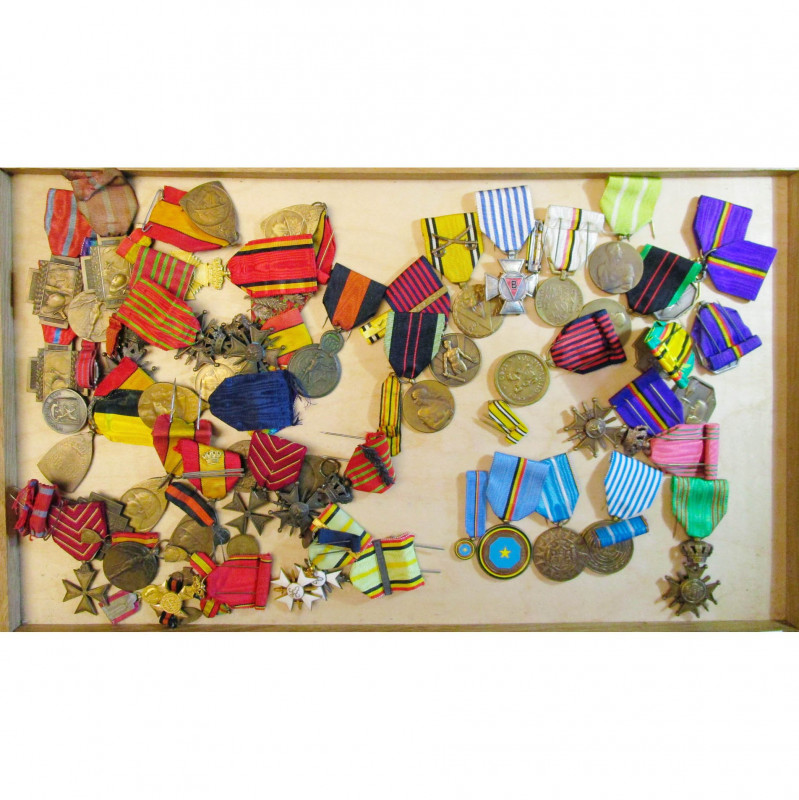 BELGIQUE, grand lot de décorations militaires pour la plupart, officielles ou no...