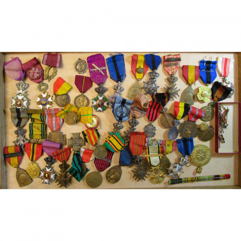 BELGIQUE, lot de 43 médailles et décorations, principalement de la guerre 1914-1...