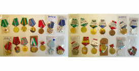 BULGARIE, lot de 14 décorations de la période communiste, dont deux Ordres de la gloire du Travail (1e et 2e classe). Vendu avec une médaille commémor...