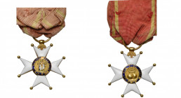 ESPAGNE, Ordre militaire de Saint-Ferdinand, croix d''officier en or (32 mm), 2e type (1815-1920). Ruban ancien à bouffette insolé, manques à l’émail ...