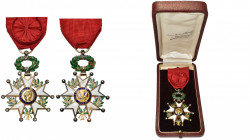 FRANCE, Ordre de la Légion d’honneur, étoile d’officier en or (47 mm) avec pierres, type Troisième République. Manque à l’émail d’une branche de l’ave...