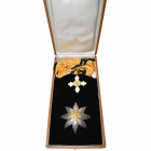 GRECE, Ordre du Phoenix, ensemble de grand-croix (bijou, écharpe et plaque), modèle de la République, 1974, dans son écrin de Anagnostopoulos, avec so...