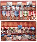 ITALIE, coffret-vitrine avec 16 distinctions: médaille de la Valeur militaire (quatre en argent et deux en bronze non attribuées, une en argent et une...