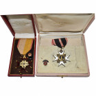 ITALIE, VATICAN, lot de 2 décorations: croix de chevalier de l’Ordre de Saint-Sylvestre en vermeil (écrin de Tanfani & Bertarelli) et une croix du Sai...