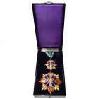 JAPON, Ordre du Milan doré, ensemble de 2e classe (plaque et bijou de cou), avec inscription au revers, dans son écrin laqué. Fabrication moderne de t...