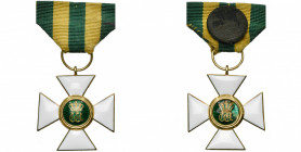 LUXEMBOURG, Ordre de la Couronne de Chêne, croix de chevalier en or (34 mm). Avec ruban court de 38 mm, cousu sur un bouton. Manque à l''émail vert du...