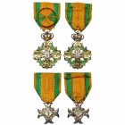 LUXEMBOURG, lot de 2 décorations des douanes: croix pour 25 années de service d’officier des douanes et croix pour 20 années de service d’agent des do...
