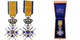 PAYS-BAS, Ordre d’Orange-Nassau, croix de chevalier à titre militaire, dans un écrin de Goutsmit à La Haye. Eclat dans l’émail bleu du centre à l’aver...