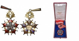 TCHECOSLOVAQUIE, Ordre du Lion blanc, croix de commandeur en vermeil à titre militaire, 1922-1939. Centre du revers manquant, dans un écrin cassé de K...