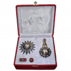 THAILANDE, Ordre de l’Eléphant blanc, ensemble de 1e classe (plaque, bijou et écharpe), en argent et vermeil, dans un écrin d’origine thaï abîmé....