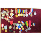 lot de 30 décorations: 15 britanniques (dont 8 insignes franc-maçons), 10 françaises (dont une étoile d’officier de la Légion d’honneur et une médaill...