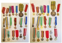 lot de 17 miniatures de décorations étrangères. Vendu avec une médaille argentée de l’Ordre luxembourgeois de la Couronne de chêne.