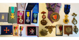lot de 10 décorations et divers insignes, dont: Allemagne, chevalier de l''Ordre du Mérite de la République; Autriche, plaque de l''Ordre du Mérite de...