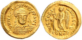 Byzanz Justin I. 518-527 Solidus Konstantinopel (518-519) D N IVSTINVS P P AVG Geharnischte Büste von vorn / VICTORIA AVGGG B Stehende Victoria nach l...