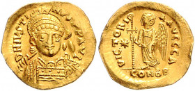 Byzanz Justin I. 518-527 Solidus Konstantinopel (518-522) D N IVSTINVS P P AVG Geharnischte Büste von vorn / VICTORIA AVGGG A Stehende Victoria nach l...