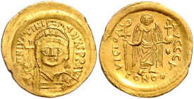 Byzanz Justinian I. 527-565 Solidus Konstantinopel (545-565) D N IVSTINIANVS P P AVG Geharnischte Büste von vorn zwischen Reichsapfel und Schild / VIC...