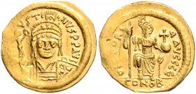 Byzanz Justinus II. 565-578 Solidus Konstantinopel (565-578) D N IVSTINVS P P AVG Geharnischte Büste von vorn mit Victoriaglobus / VICTORIA AVGGG E Ko...