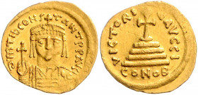 Byzanz Tiberius II. Constantinus 578-582 Solidus Konstantinopel (579-582) dm TIb CONSTANT PP AVG Geharnischte Büste von vorn mit Kreuzglobus / VICTORI...