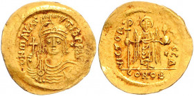 Byzanz Mauricius Tiberius 582-602 Solidus zu 23 Siliquae Konstantinopel (583-601) ON mAVRC TIb PP AVG Geharnischte Büste von vorn mit Kreuzglobus, im ...